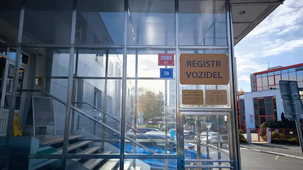 Registr vozidel Praha 3 Jarov - Osiková ulice - vstup do budovy registru - SPZ služby